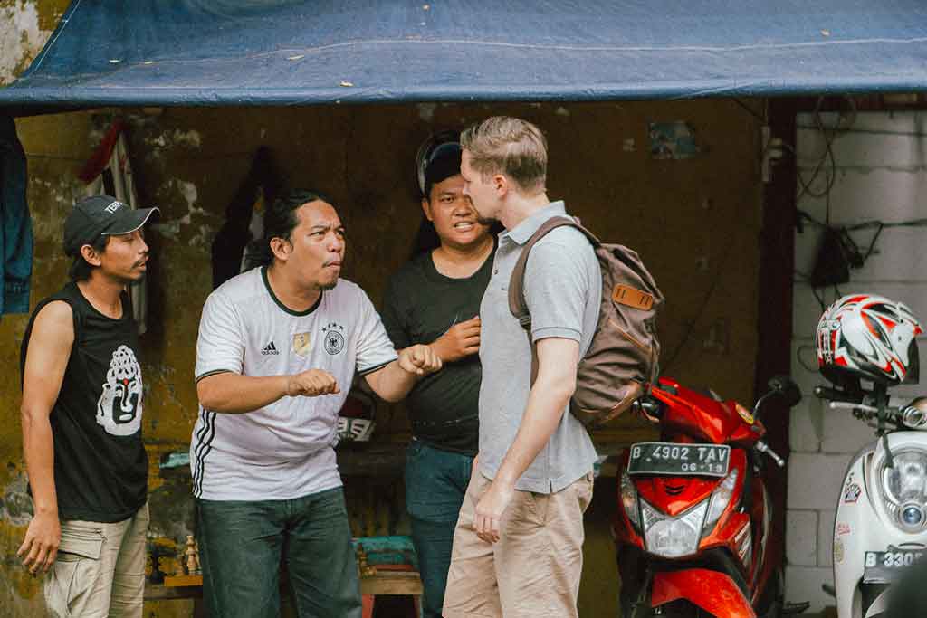 Mohamad Yoga dan Fred Neust ketika syuting film pendek Balik Jakarta, memerankan Togar dan Günther.