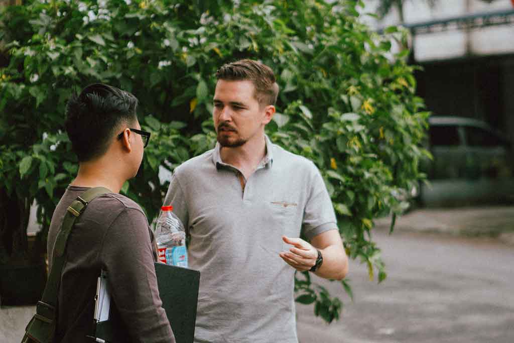 Frederik Neust sedang berdiskusi dengan Jason Iskandar sebagai sutradara film pendek Balik Jakarta.