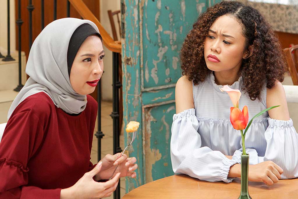 Febiola Novita memerankan Ajeng dan Agnes Oryza memerankan Arnes di Hijab Love Story 3