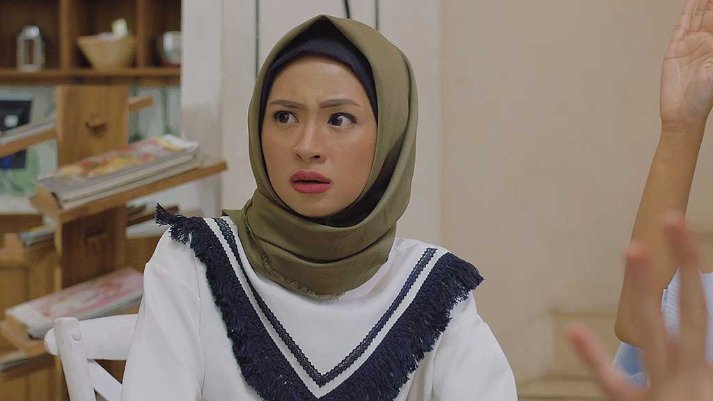 Febiola Novita Kaunis memerankan Ajeng di Hijab Love Story 3. Make up oleh Christy Pramarsita, Wardrobe oleh Elvira Sundari.