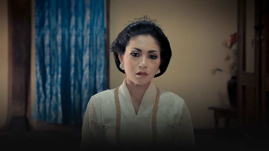 Seserahan is a short film that tells a story of a bride’s anxiety while waiting for the groom’s entourage to arrive. This short film is part of the Jogja-NETPAC Asian Film Festival commission project that invites 6 directors: Paul Agusta, Bambank ‘Ipoenk’ KM, Jason Iskandar, Bani Nasution, Jeihan Angga, and Ismail Basbeth to exchange screenplays. It is directed by Jason Iskandar.