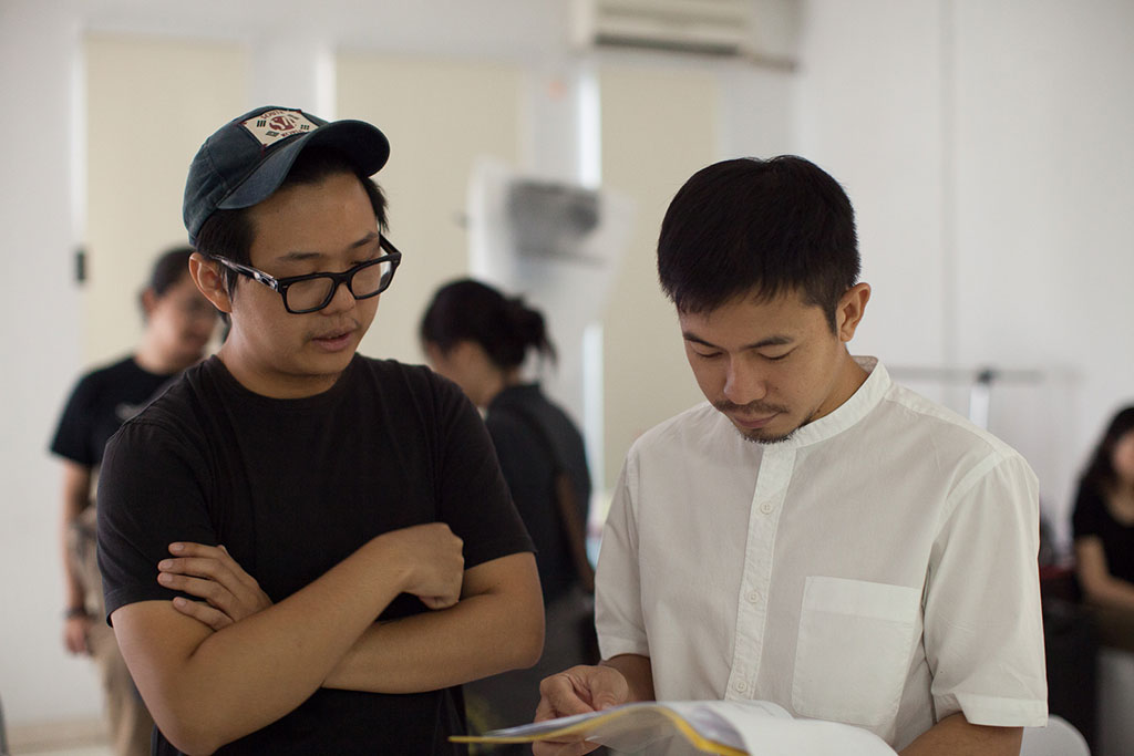 Aktor Alfian Phang sedang berdiskusi dengan sutradara Jason Iskandar di balik layar film Elegi Melodi.