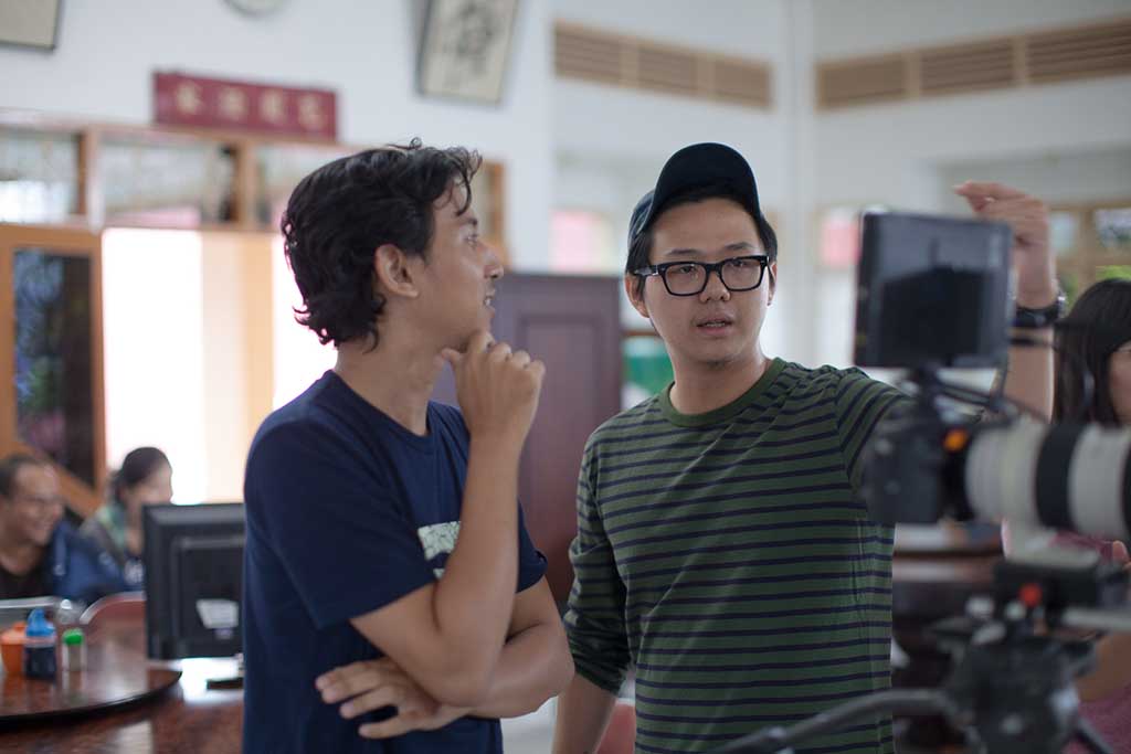 Sutradara Jason Iskandar dan sinematografer Leontius Tito sedang berdiskusi di set film Elegi Melodi.