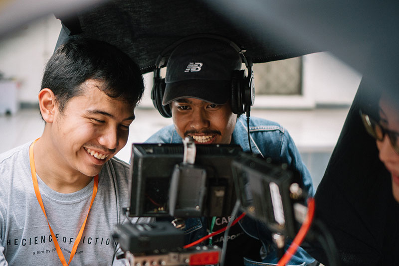 Sutradara Brandon Hetarie dalam jeda take syuting film pendek Kasih Sepanjang Masa.