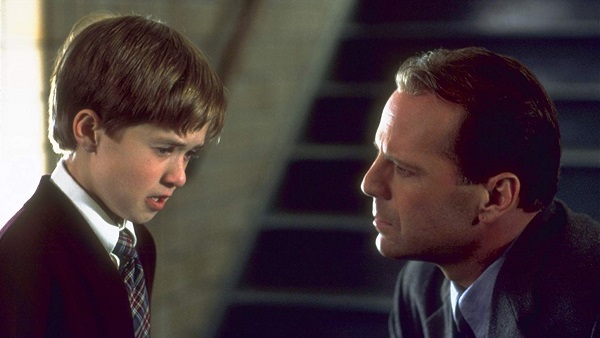 Film dengan plot twist terbaik lainnya adalah The Sixth Sense!
