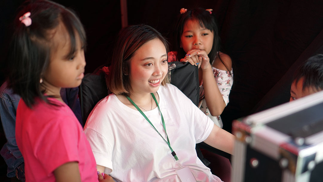 Nadya Ratu Santoso dikelilingi anak-anak saat syuting Pepsodent 
