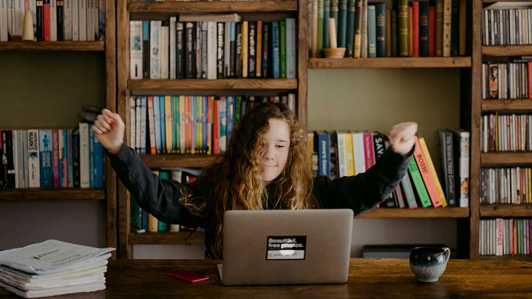 Belajar secara online adalah salah hal yanng bisa dilakukan saat work from home