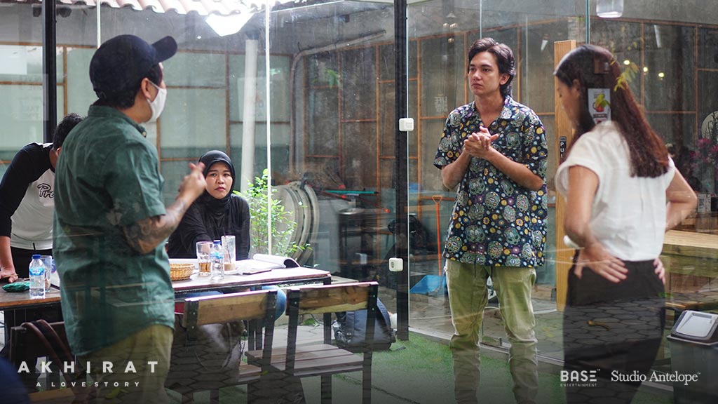 Jason Iskandar, sutradara film Akhirat: A Love Story, sedang berdiskusi dengan kedua pemeran utama, Adipati Dolken dan Della Dartyan.