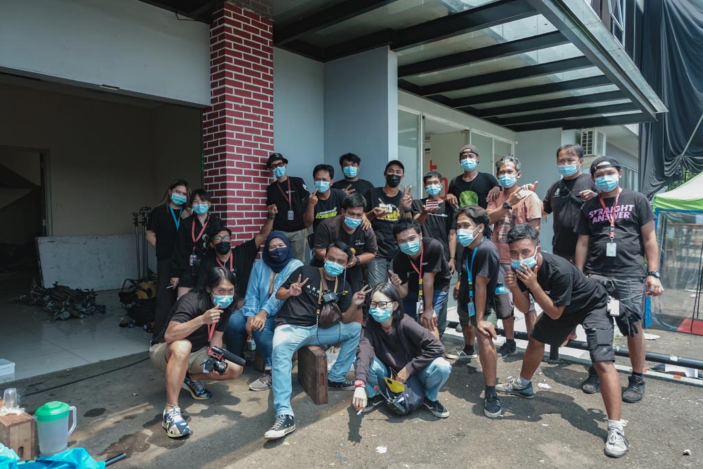 Para kru film AKhirat: A Love Story berfoto bersama mengenakan masker sesuai protokol kesehatan shooting di tengah pandemi.