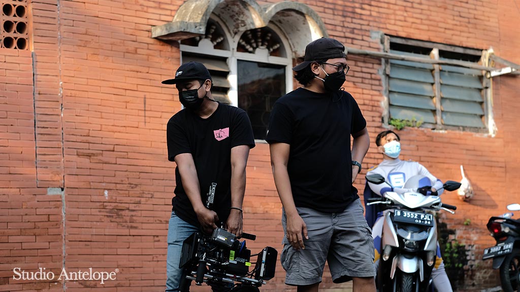 Sinematografer Fahrul Tri Hikmawan, atau biasa disapa Ayunk, sedang bersiap di lokasi syuting Always Be With You produksi Studio Antelope.
