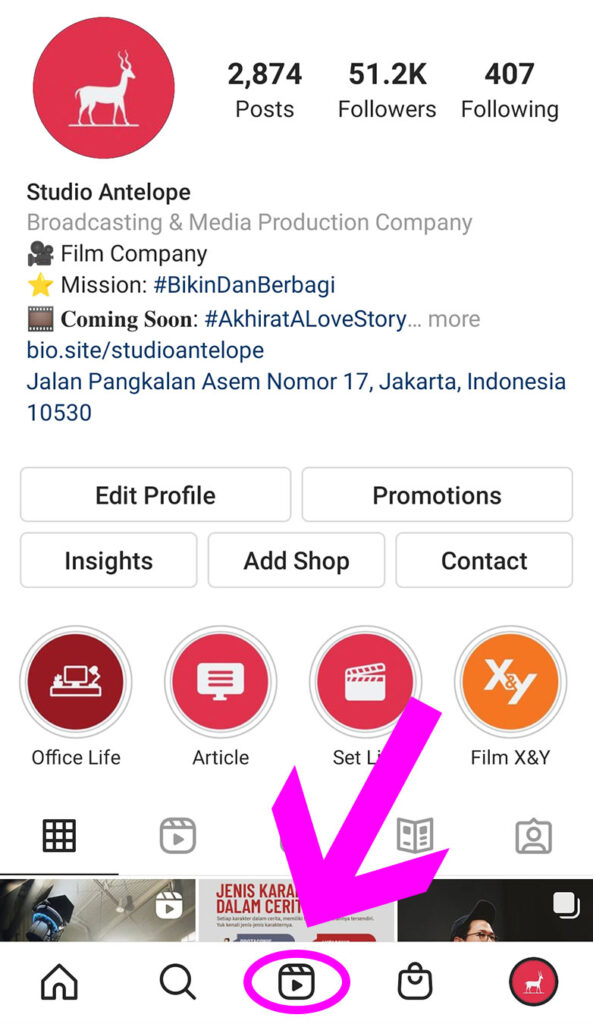 Cara pertama untuk posting Instagram Reels tap logo "Reels" di bagian tengah bawah aplikasi Instagram.