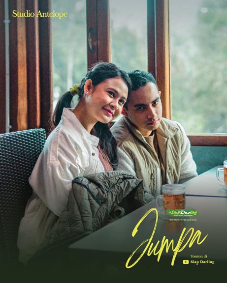 Aktor Maizura dan Omara Esteghlal lagi becanda di sela-sela syuting web series Jumpa nih guys!