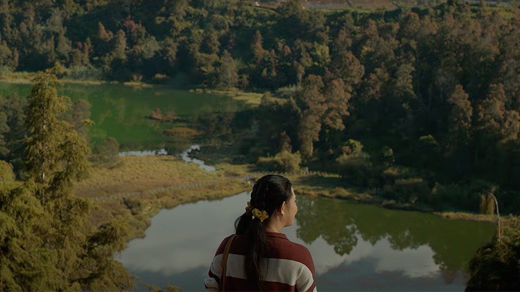 Maizura, pemeran Adin di web series Jumpa, sedang berakting di atas Bukit Ratapan, Dieng